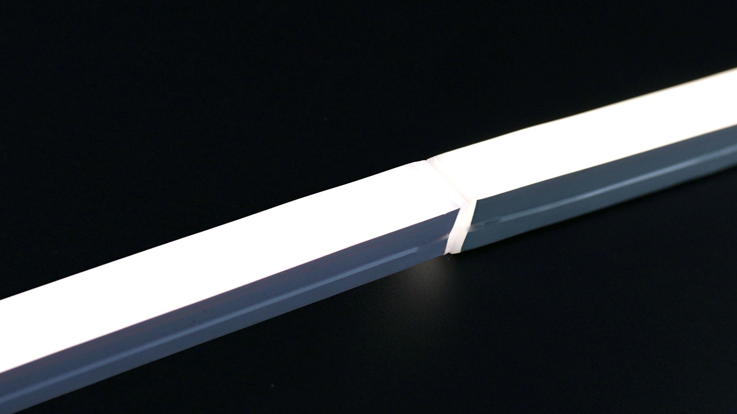 Nahaufnahme von nebeneinander liegenden, leuchtenden Silikon-Neon-Flex-Enden.