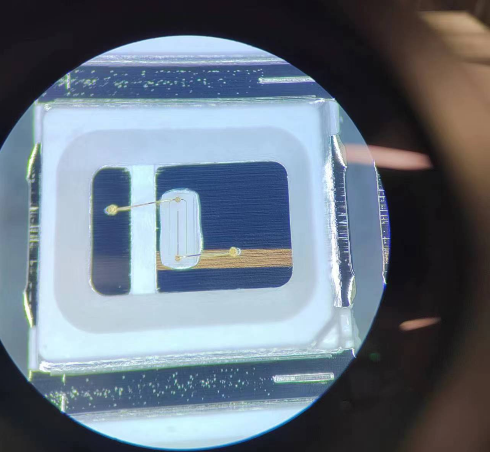 Imagen microscópica de un encapsulado LED con unión por hilo