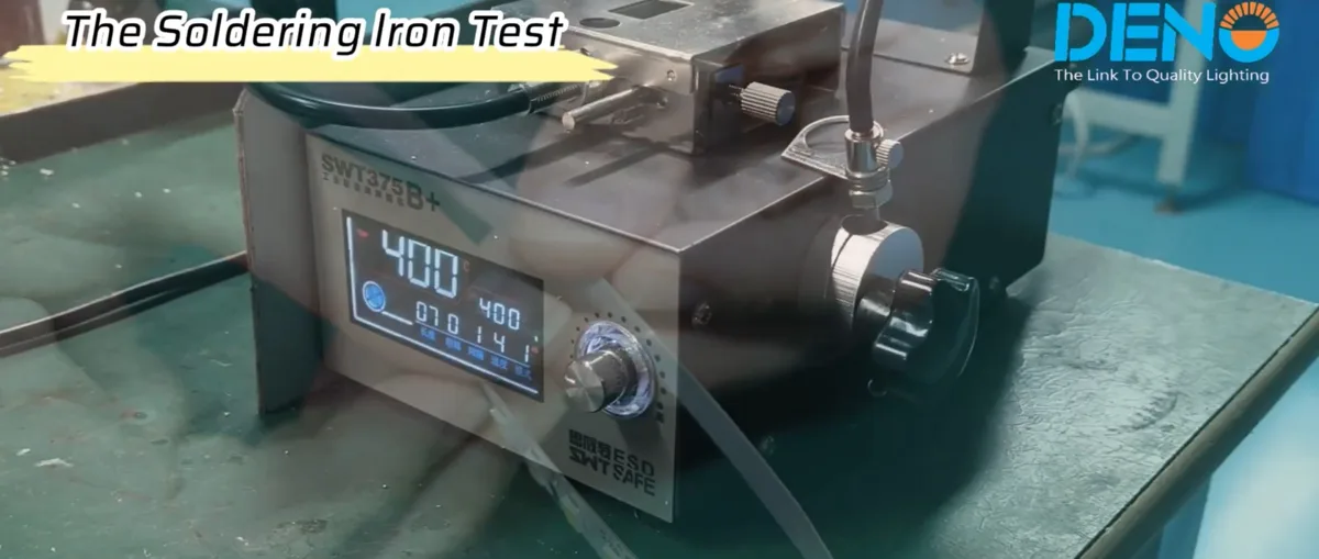 Kalibrierte Lötstation bei 400 °C vor dem Hitzetest der LED-Streifen-Leiterplatte