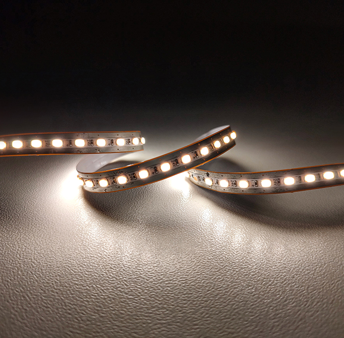 Fita de LED #11474 acesa, pads estanhados expostos visíveis ao longo da fita